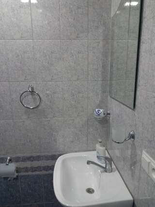 Отели типа «постель и завтрак» Areni Tavern-B&B Арени Трехместный номер с собственной ванной комнатой-5